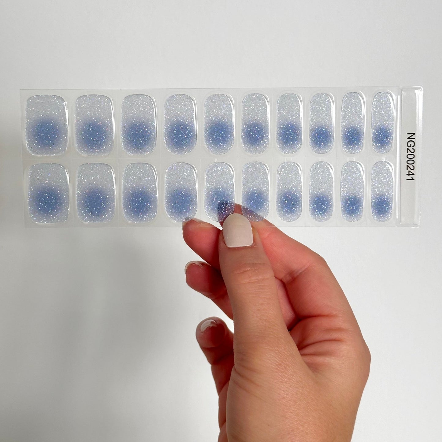 semi-transparante gel nagelstickers met een aura blauwe overgang met glitters voor een gedurfde, elegante manicure