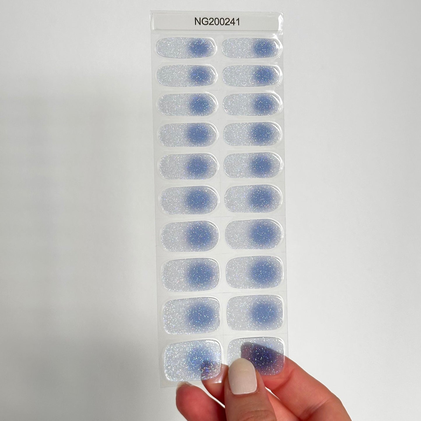 semi-transparante gel nagelstickers met een aura blauwe overgang met glitters voor een gedurfde, elegante manicure
