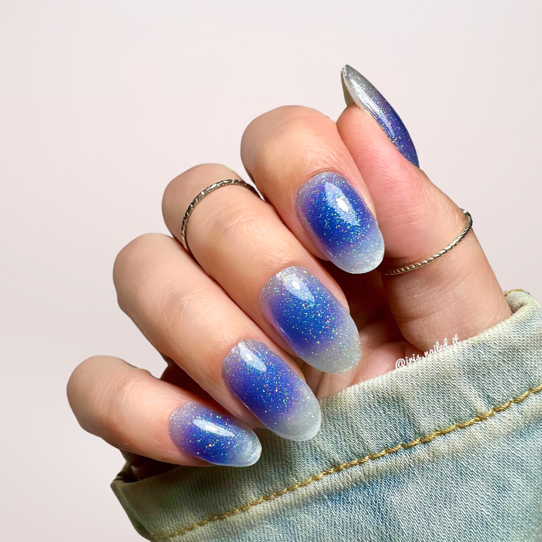 semi-transparante gel nagelstickers met een aura blauwe overgang met glitters voor een gedurfde, elegante manicure