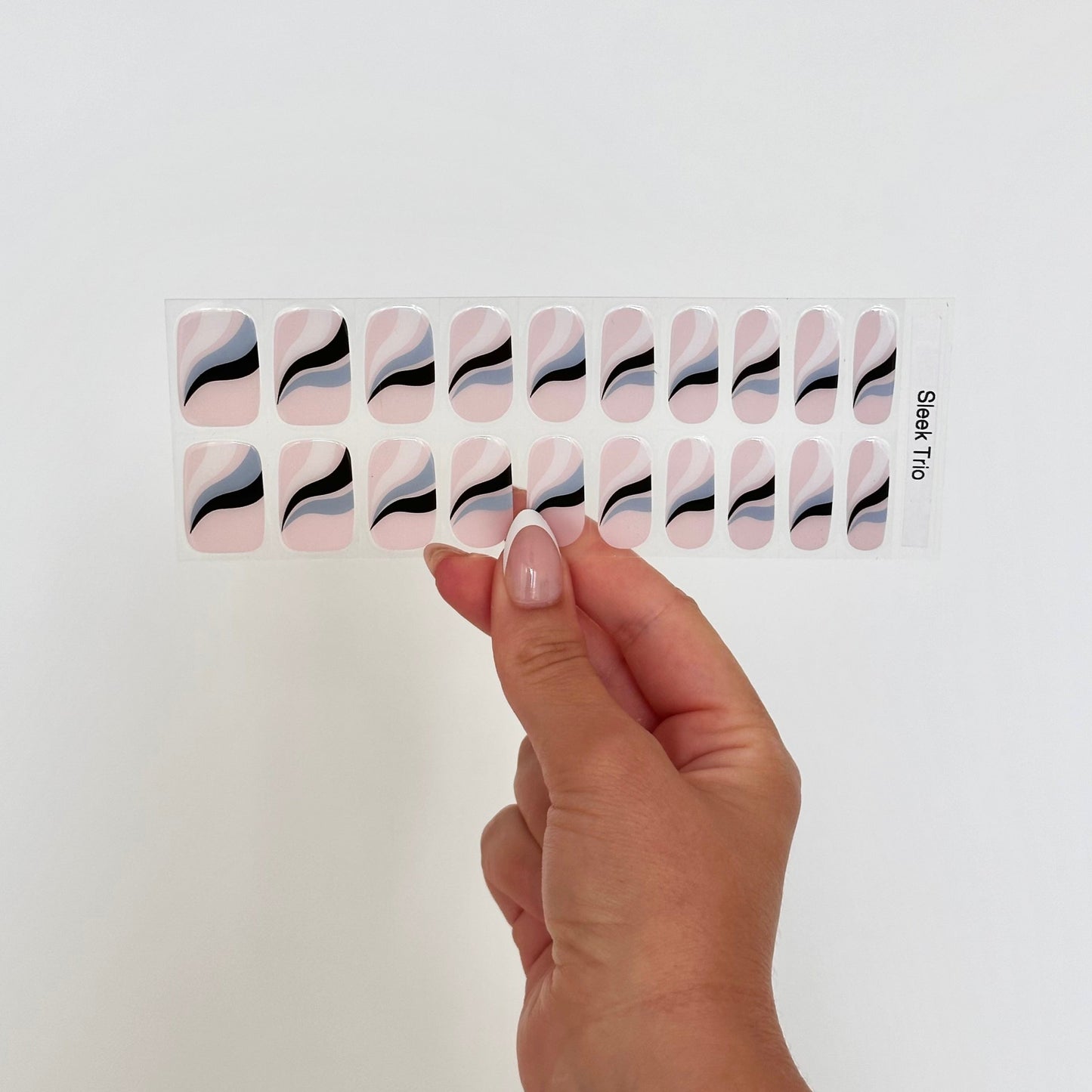Roze nude gellakstickers met kleurrijke swirls in blauw, zwart en wit