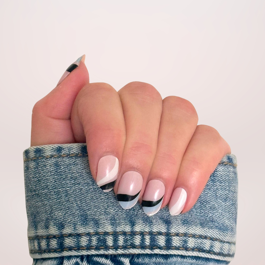 Roze nude gellakstickers met kleurrijke swirls in blauw, zwart en wit