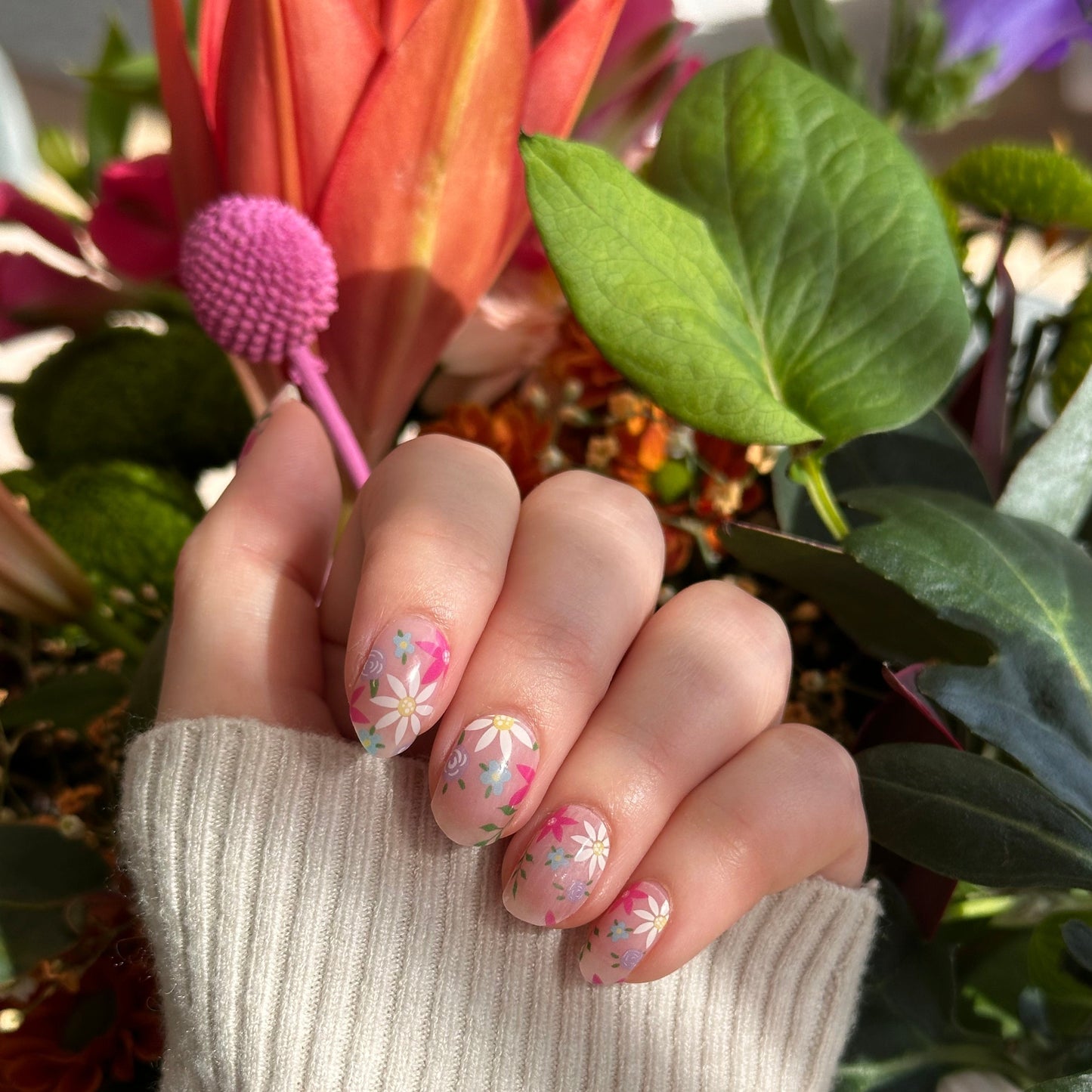 gel nagelstickers met semi-transparante basis en kleurrijke bloemen
