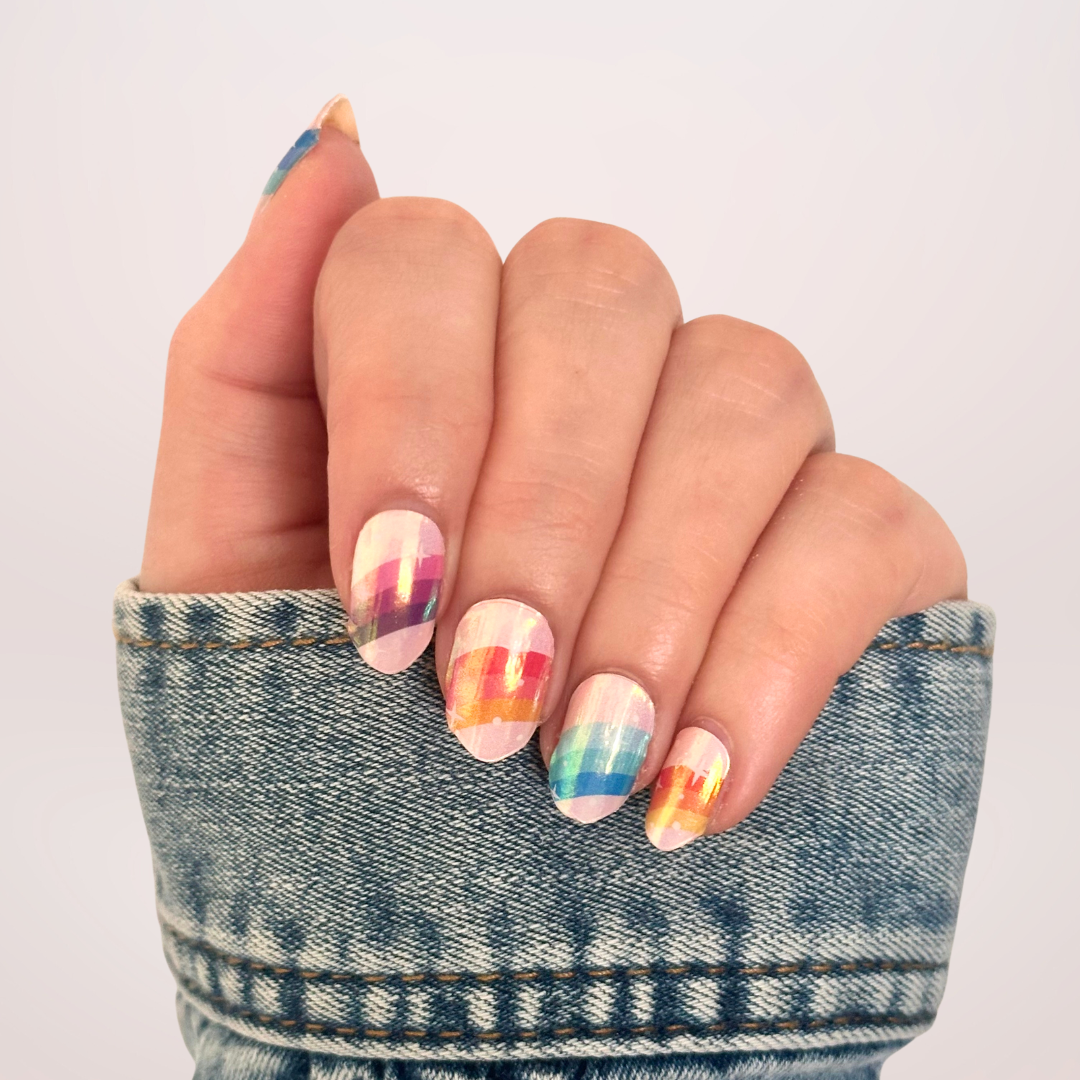 Roze nude basis met op elke nagel een ander kleurrijk regenboog met chrome finish