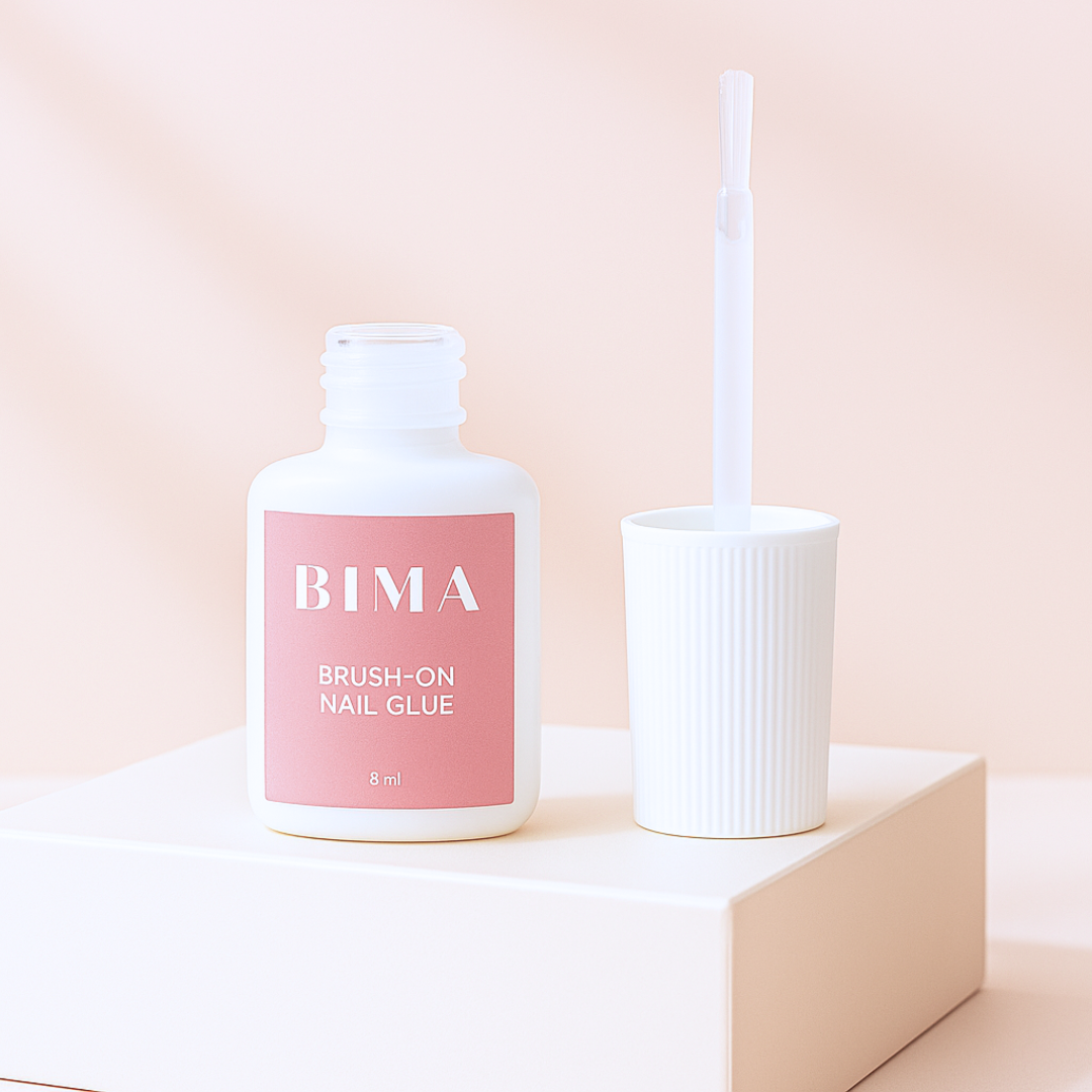 Brush-On Nail Glue met kwast van BIMA Nails, ideaal voor het egaal aanbrengen van press-on nagels.