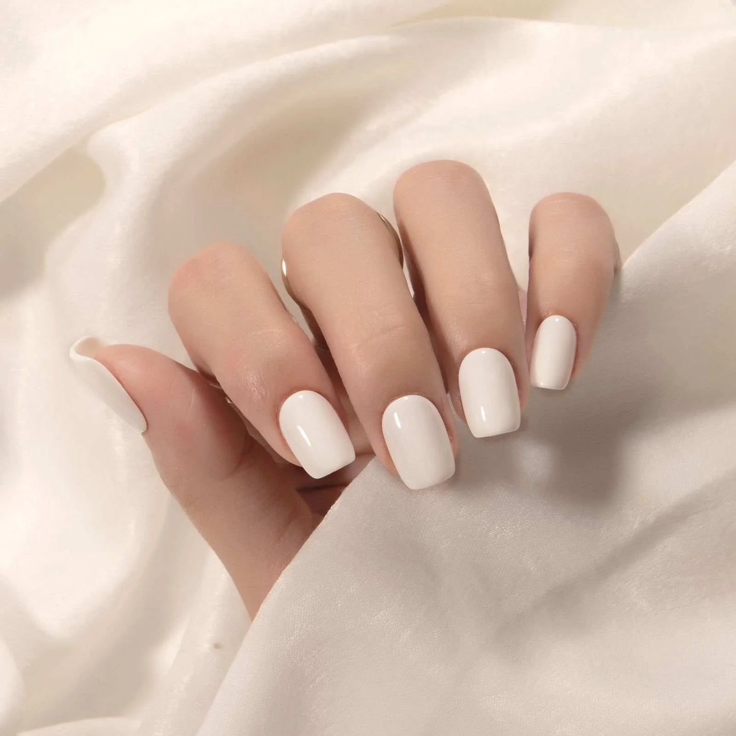Zachte witte plaknagels met creamy finish in short square vorm – BIMA Nails