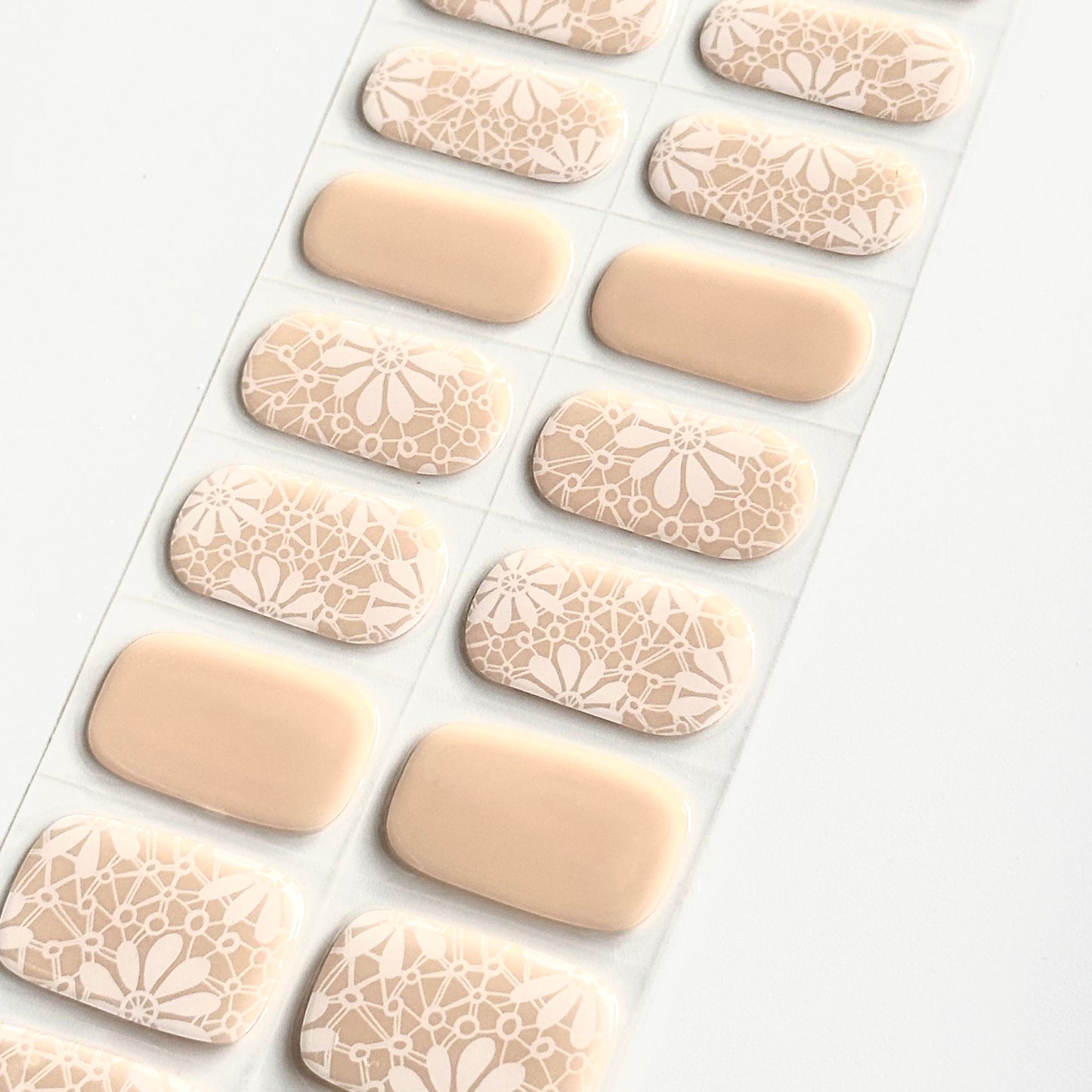 Gellak nagel stickervel in een mooie nude beige kleur met ene 'lace' patroon van BIMA Nails