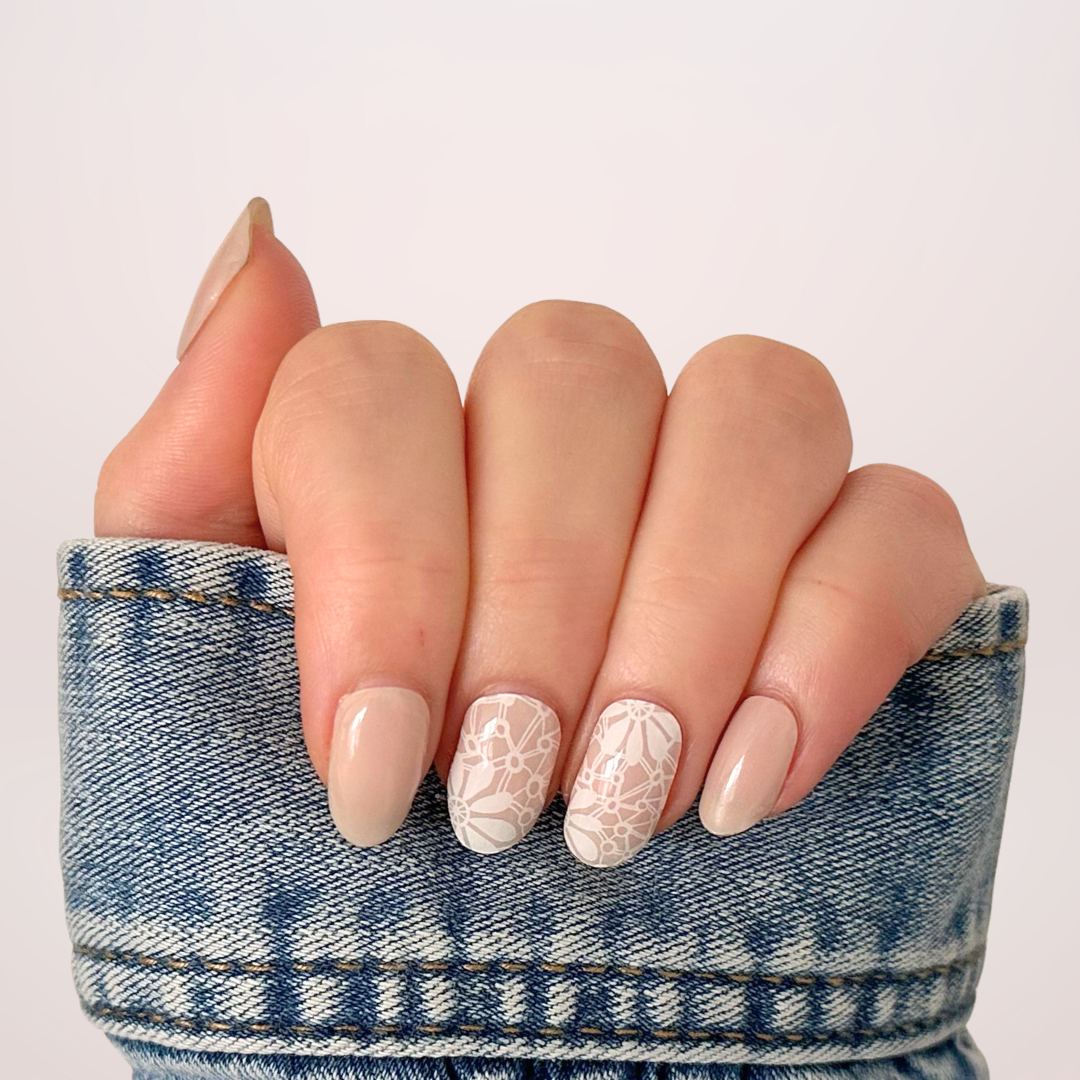 Bare Lace gel nagelstickers, een nude manicure met witte bloemen nailart van BIMA Nails