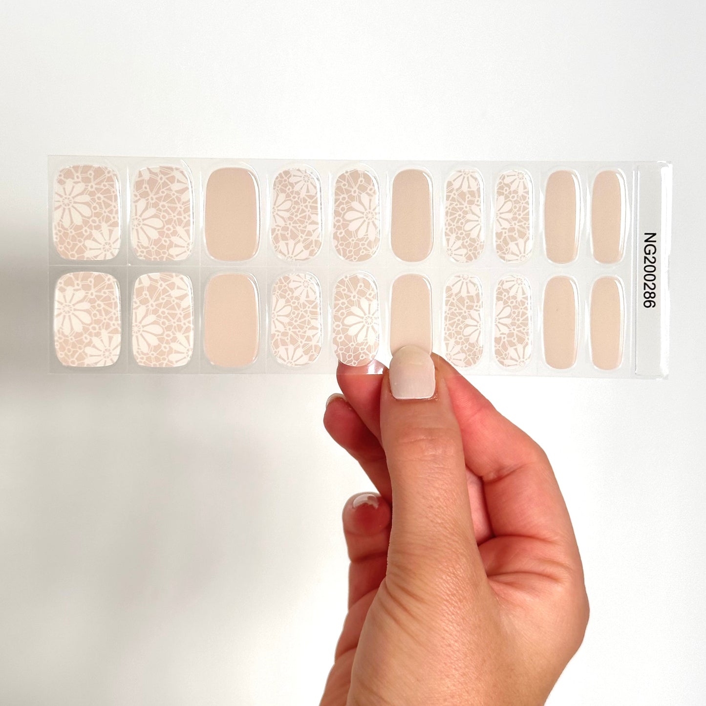 Goed overzicht welke nagels welke kleur of nail arts heeft. Een mooie nude beige kleur met op sommige nagels een 'lace' patroon.