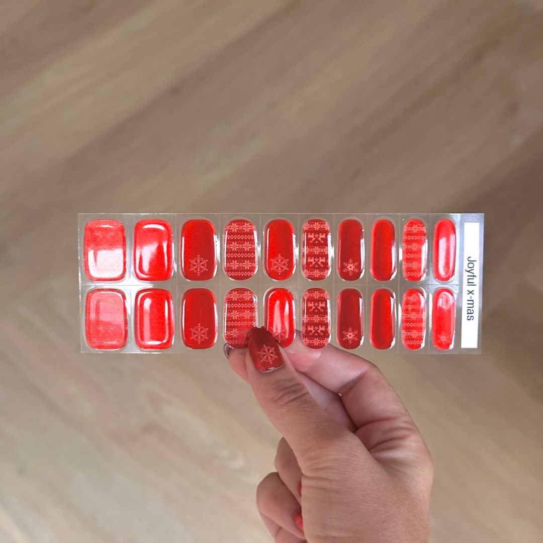 Kerst gellakstickers in rood met chrome afwerking, versierd met sneeuwvlokken en rendieren design.