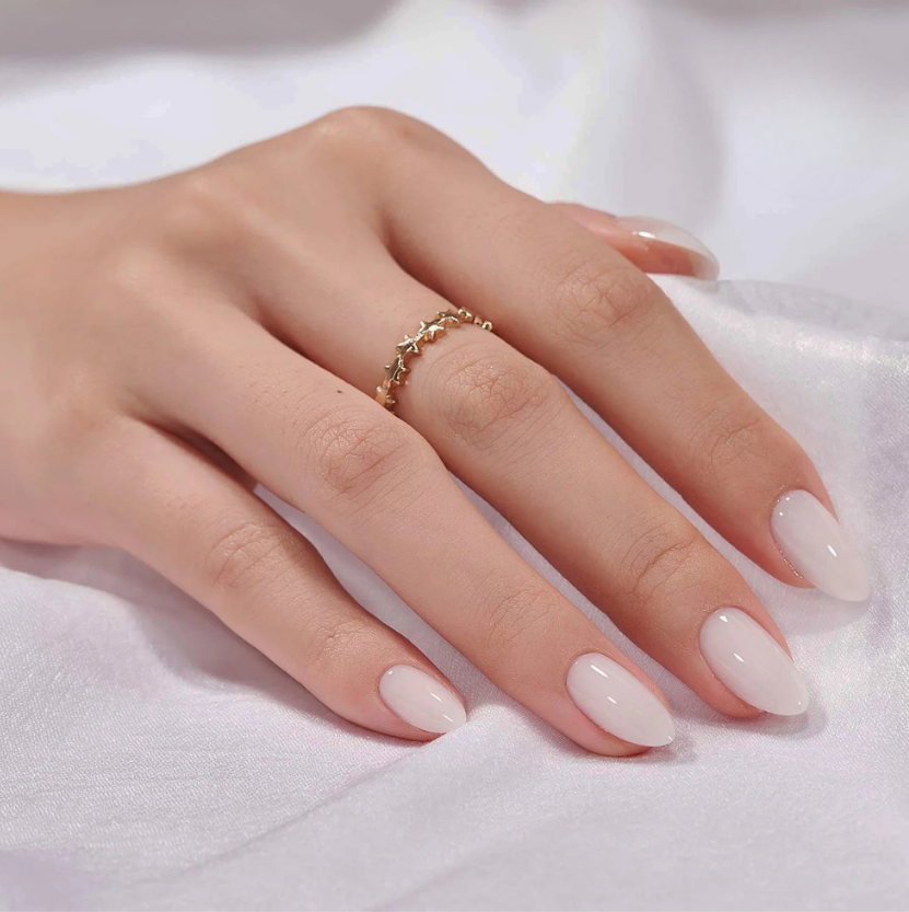 Melkachtige press-on nagels in ovale vorm – Milky Way