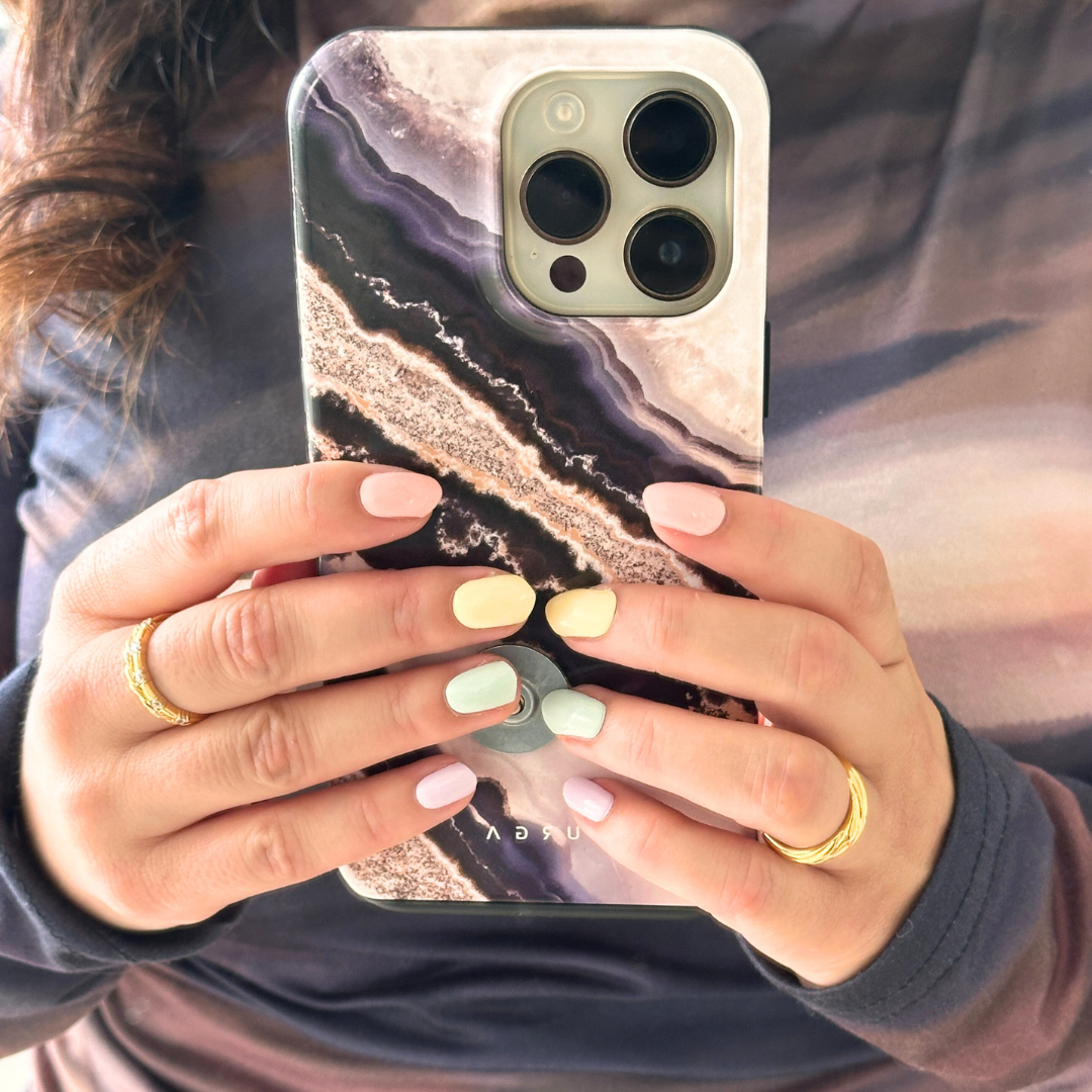 BIMA Nails gellakstickers in Pastel Rainbow, dit zijn verschillende pastel kleuren om elke nagel. Model houdt telefoon vast
