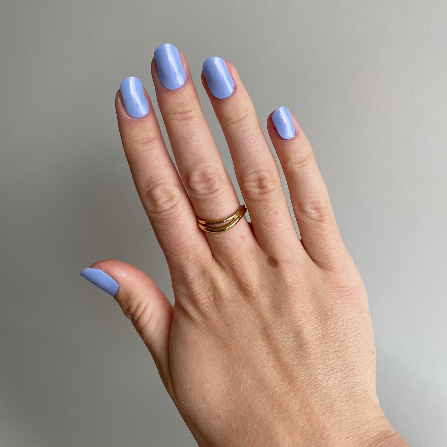 Model met de periwinkle gellakstickers van BIMA Nails. Het is een zacht paars blauwige kleur met een subtiele shimmer erin.