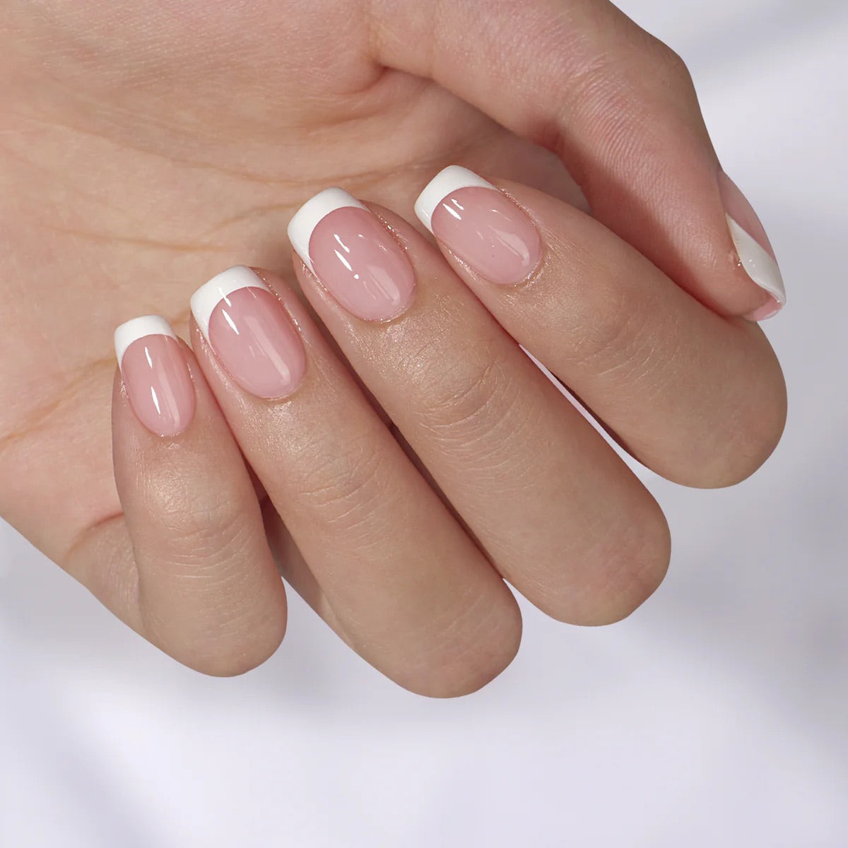French manicure press on nagels in short square vorm. Tijdloos en stijlvol.