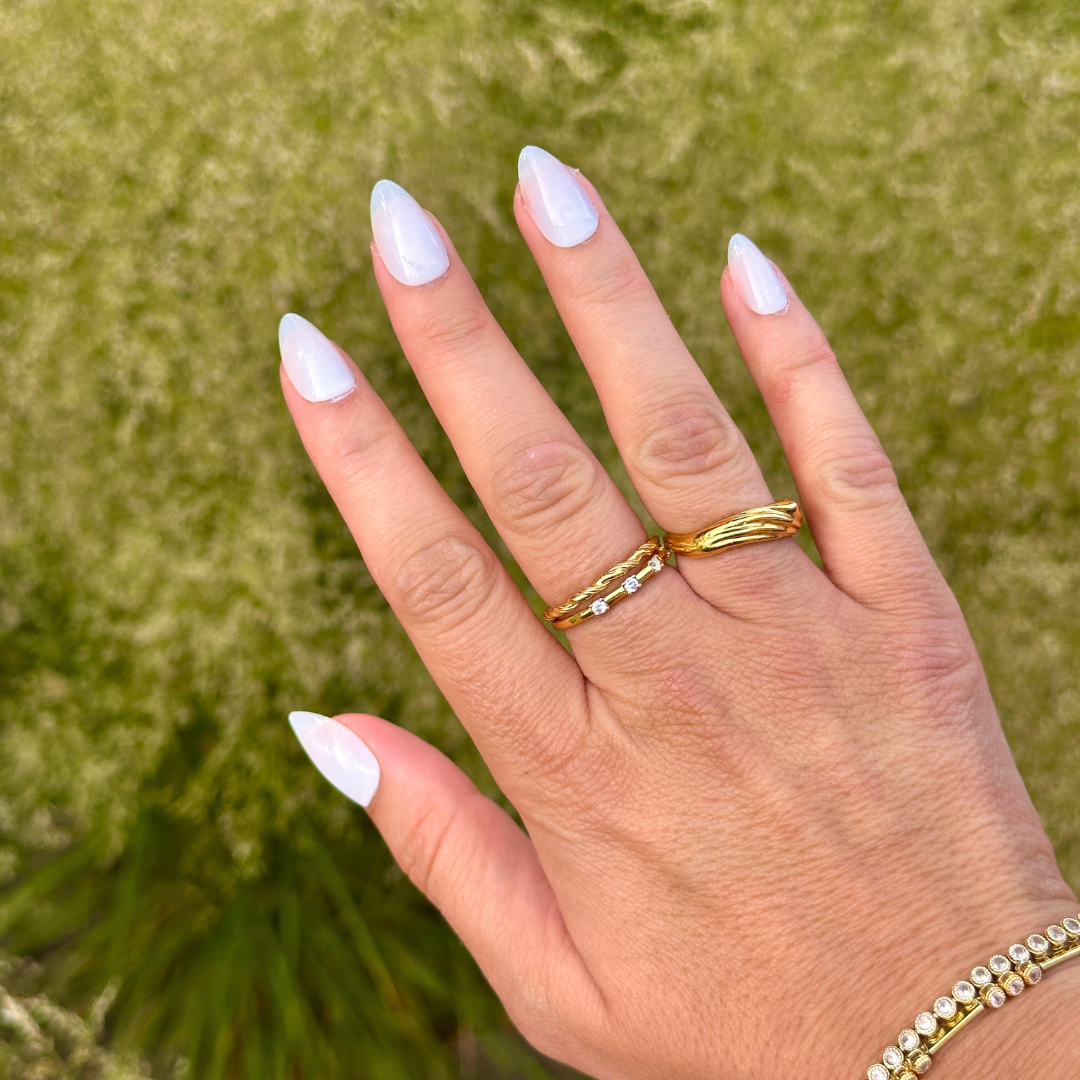 Milky Way short almond press on nagels buiten met groen gras achtergrond van BIMA Nails