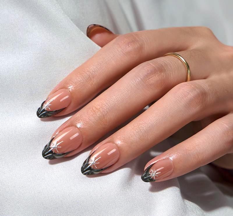 Een prachtige zwarte french manicure met een zilveren sparkle, ook effect in de zwarte tip, dit is ook 3D.