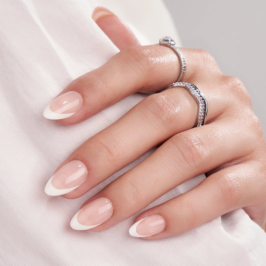 French nagels: alles wat je moet weten over deze tijdloze manicure
