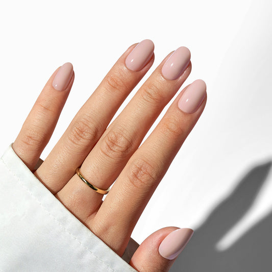 Lichte nude kleur gel press-on nagels in een short oval vorm