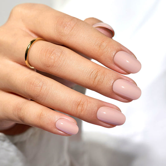 Lichte nude kleur gel press-on nagels in een short oval vorm