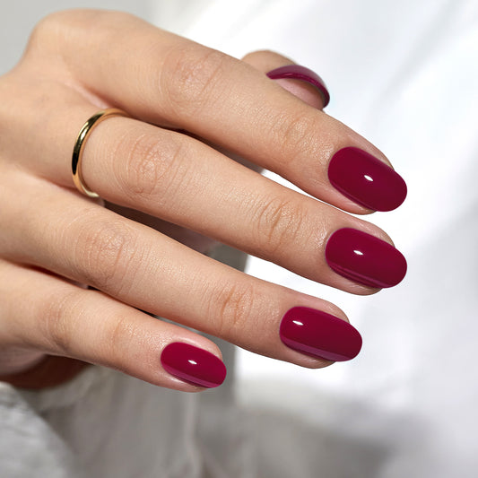 Berry Wine gel press-on nagels in een diepe donkerrode tint met een subtiele berry ondertoon.