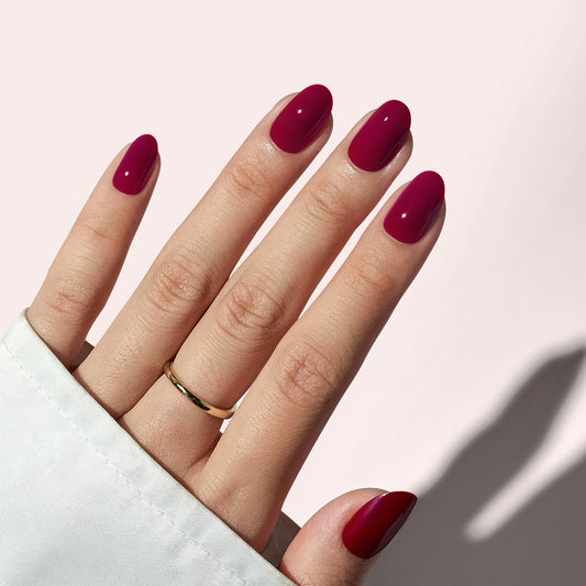 Berry Wine gel press-on nagels in een diepe donkerrode tint met een subtiele berry ondertoon.