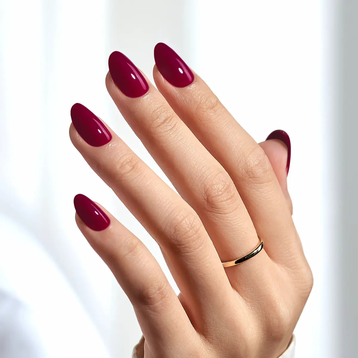 Berry Wine gel press-on nagels in een diepe donkerrode tint met een subtiele berry ondertoon.