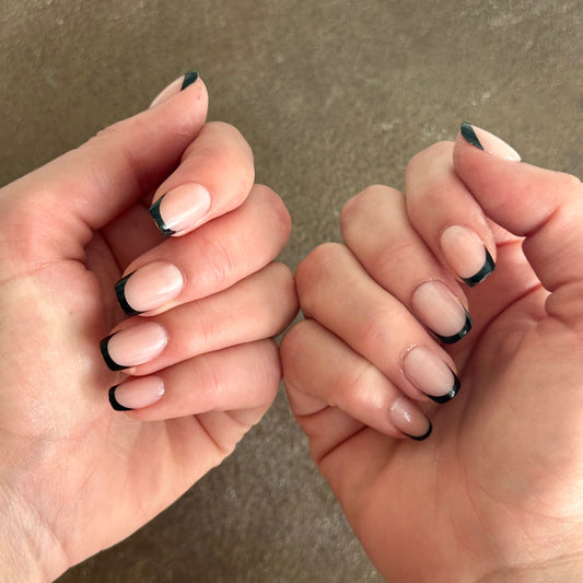 Short square press on nagels een french manicure met een prachtige natuurlijke basis en een zwarte tip in plaats van wit