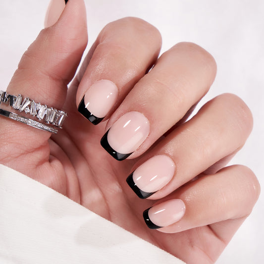 Short square press-on nagels met zwarte French manicure en strakke zwarte tips