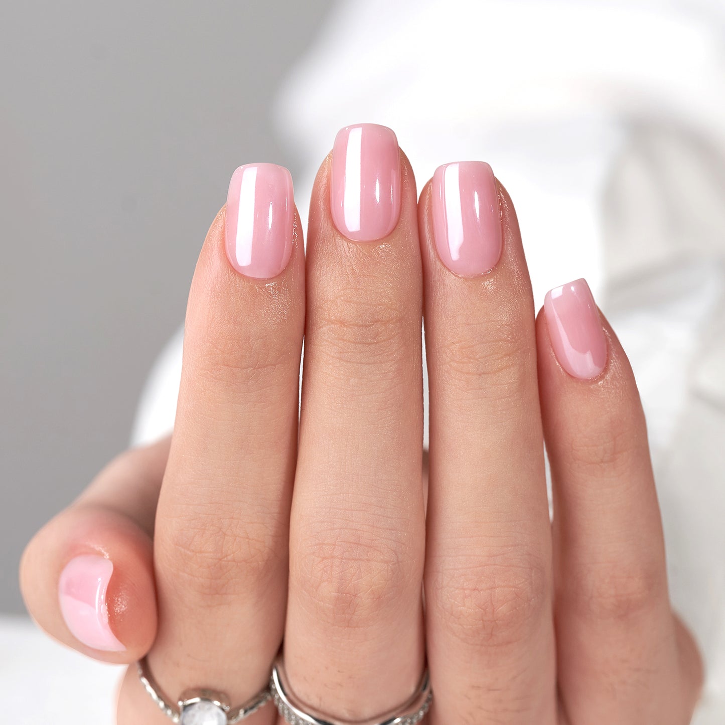 Roze short square press-on nagels met een glanzende chrome finish