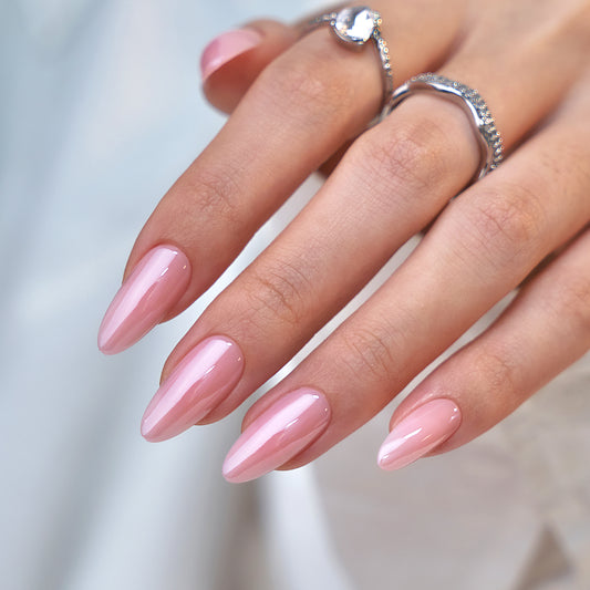 Roze glazed plaknagels met een glanzende afwerking voor een luxe salonwaardige manicure