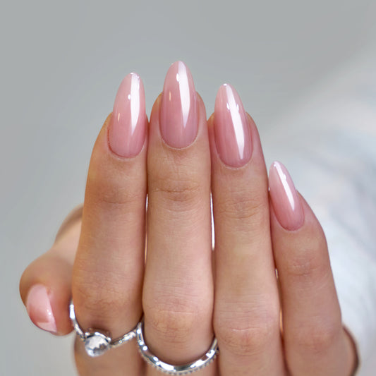 Roze glazed plaknagels met een glanzende afwerking voor een luxe salonwaardige manicure