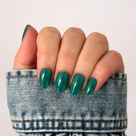 Diepe, rijke Emerald Green gellakstickers voor een luxueuze en gedurfde statement manicure