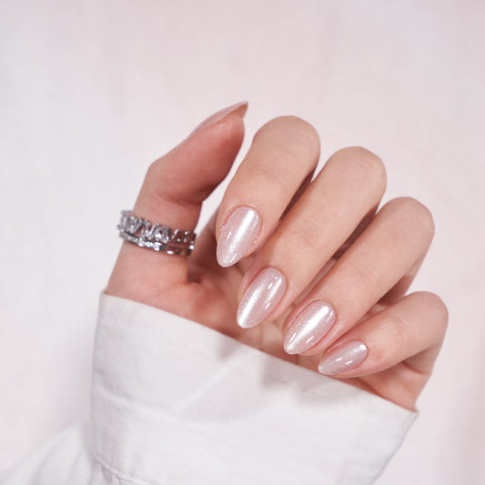 Gel press-on nagels met een lichte nude kleur, subtiele glitter en een cat-eye effect