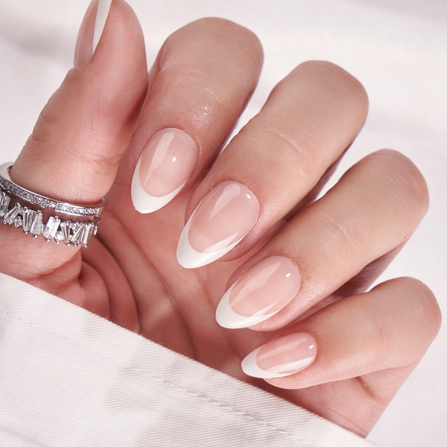 French manicure press-on nagels met witte tips en een natuurlijke basis voor een klassieke look