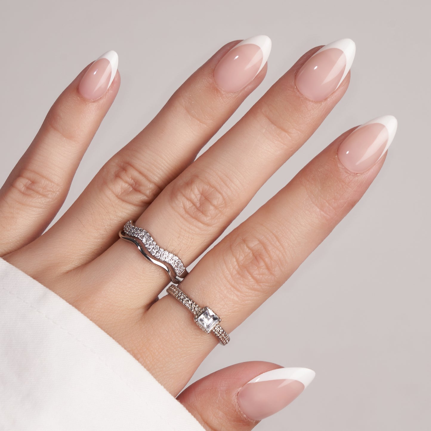 French manicure press-on nagels met witte tips en een natuurlijke basis voor een klassieke look