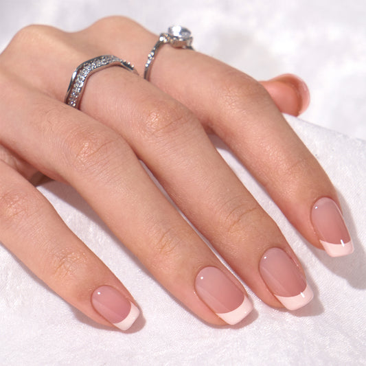 Short square French manicure press-on nagels met witte tips en een natuurlijke basis voor een elegante, verzorgde look