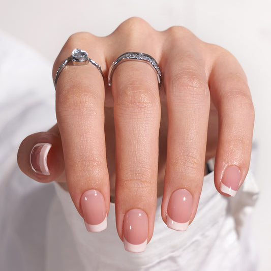 Short square French manicure press-on nagels met witte tips en een natuurlijke basis voor een elegante, verzorgde look