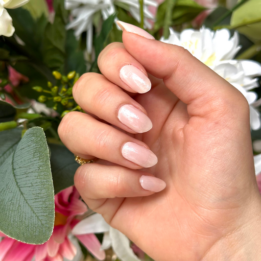 Gellakstickers in semi-transparant wittige nude kleur met glazed finish, geïnspireerd door de Hailey Bieber nageltrend voor een moderne, verfijnde manicure