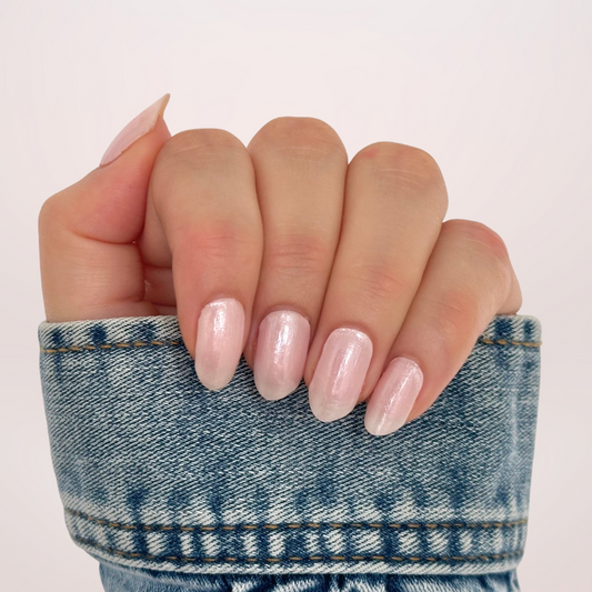 Gellakstickers in semi-transparant wittige nude kleur met subtiele glitter en glazed finish, geïnspireerd door de Hailey Bieber nageltrend voor een moderne, verfijnde manicure