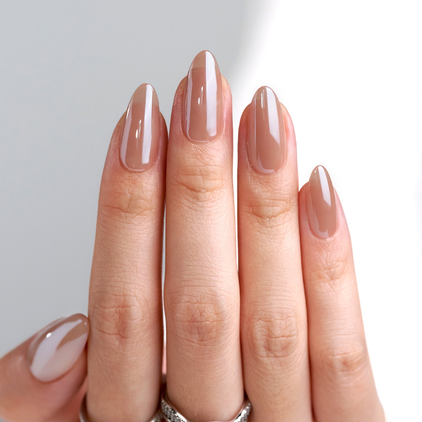 Nude bruine press-on nagels met een glazed finish voor een subtiele en luxe uitstraling