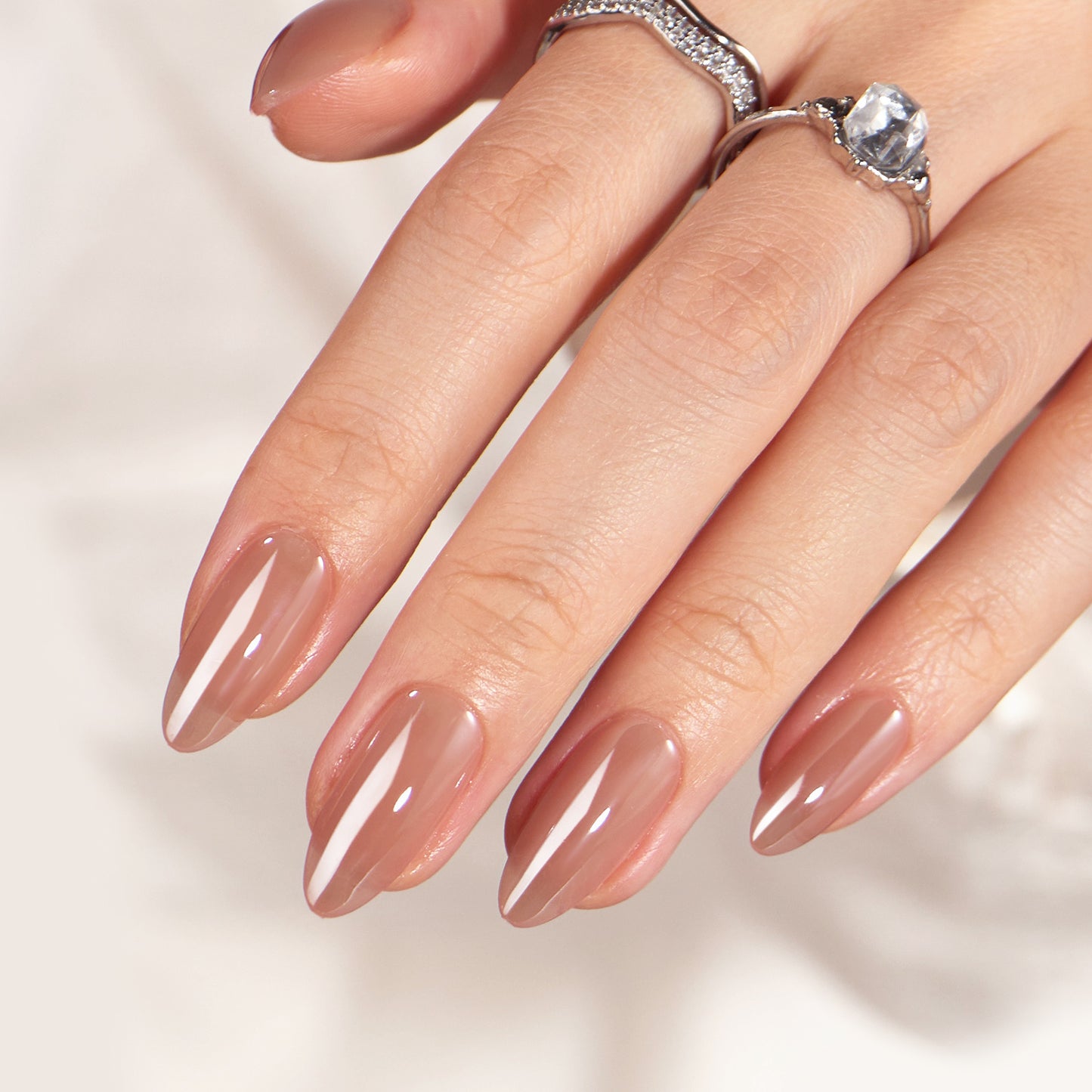 Nude bruine press-on nagels met een glazed finish voor een subtiele en luxe uitstraling