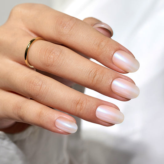 Witte ovale press on nagels met een subtiele shimmer 