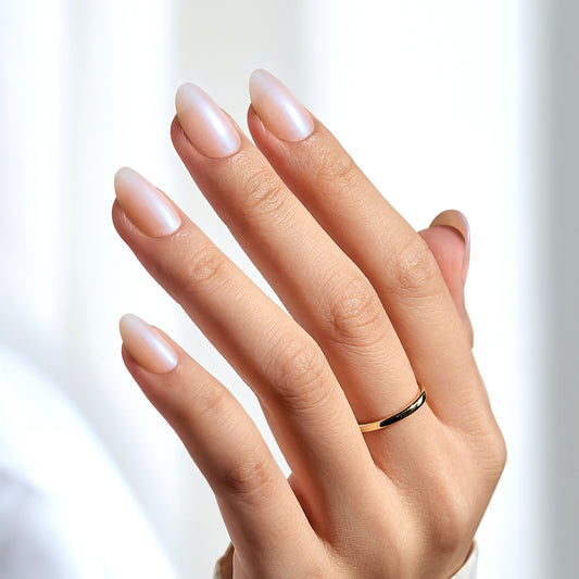 Witte ovale press on nagels met een subtiele shimmer 