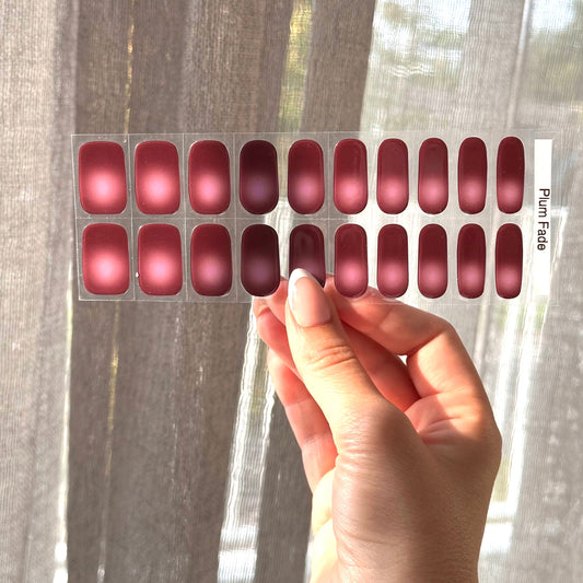 Aura-stijl gellakstickers in diep donkerpaars aubergine kleur met een lichtere aura
