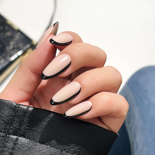 Lange almond press on nagels met in plaats van een witte tip een zwarte tip. De zwarte tip loopt aan 1 zijkant van de nagel door
