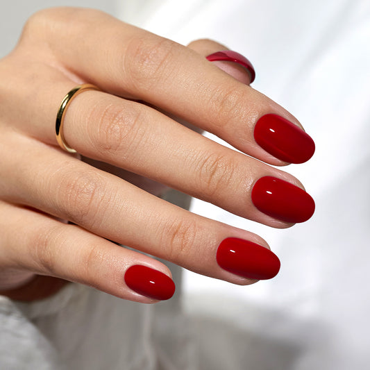 Sassy Scarlet short oval press-on nagels is een natuurlijke rode kleur voor een elegante look