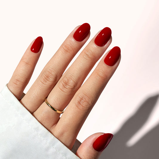 Sassy Scarlet short oval press-on nagels is een natuurlijke rode kleur voor een elegante look