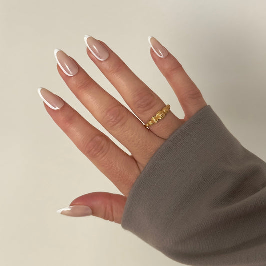 Lange almond french manicure press on nagels. De witte tip loopt aan 1 zijkant van de nagel door bij alle nagels