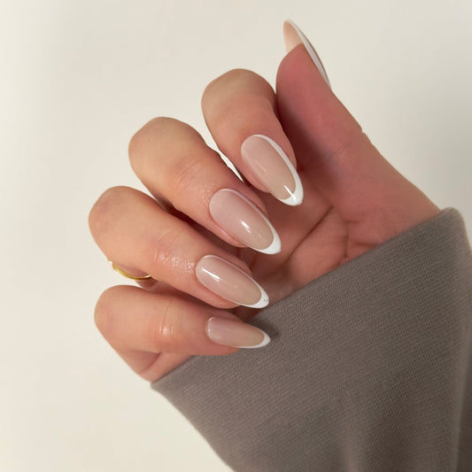Lange almond french manicure press on nagels. De witte tip loopt aan 1 zijkant van de nagel door bij alle nagels