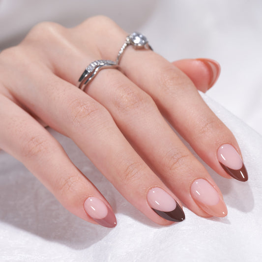 French manicure press-on nagels met bruine gevarieerde tips voor een leuke twist