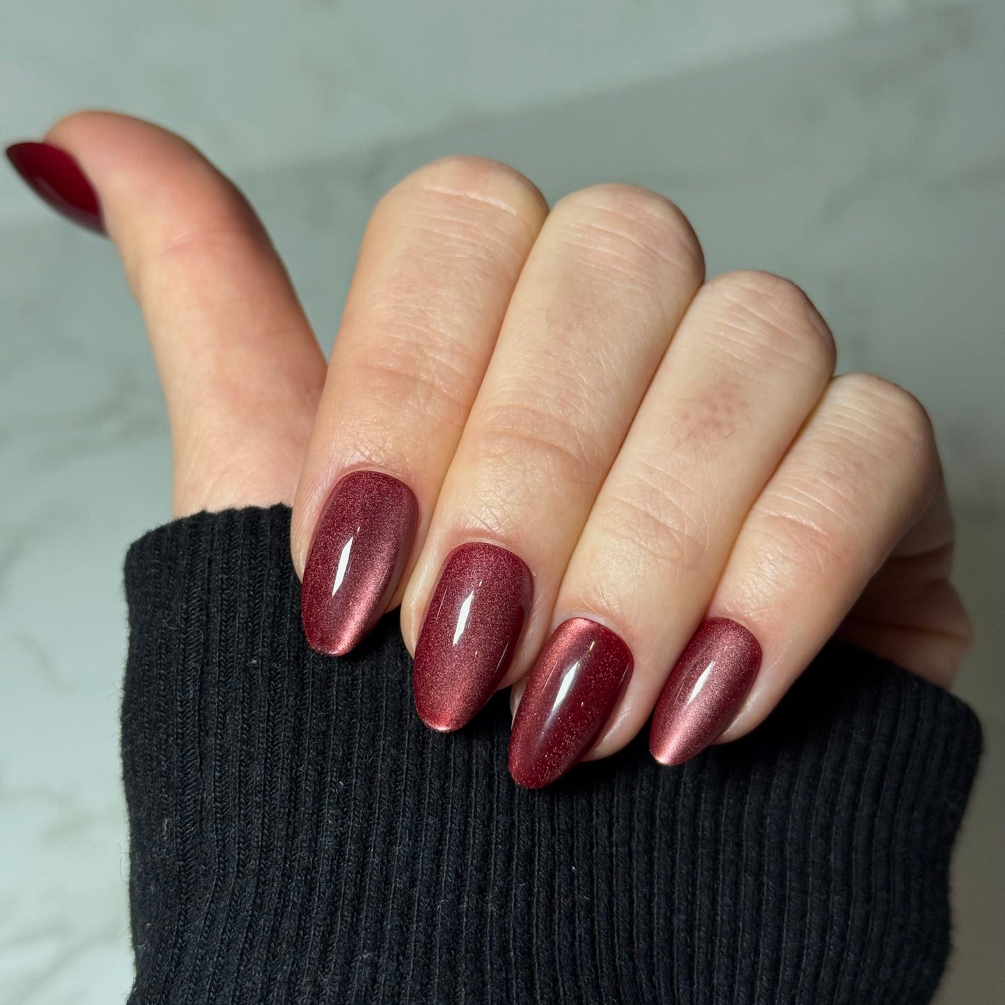 Donkerrode Cat Eye Press-On nagels van BIMA Nails